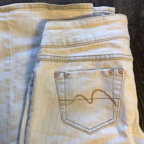 Light Wash Moto Jeans with wide bottoms - Picture 3 of 16